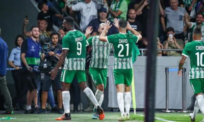 Franztdy Pierrot vu de dos sur le terrain de la Ligue des Champions célébrant un but