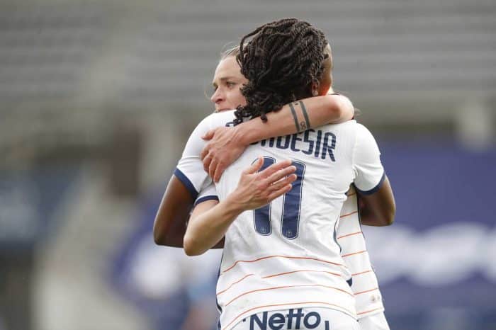 Nerilia Mondesir vu de dos, enlaçant sa coequipiere