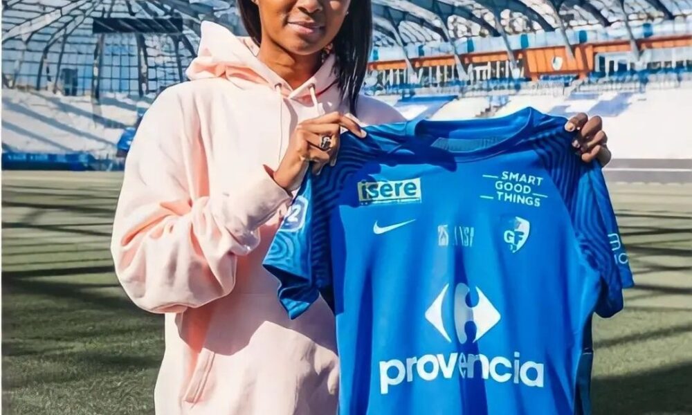 La joueuse de football Chelsea Surpris présentant le maillot de son nouveau club, le Grenoble Foot 38
