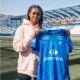 La joueuse de football Chelsea Surpris présentant le maillot de son nouveau club, le Grenoble Foot 38