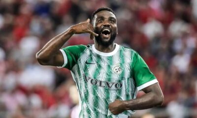 Frantzdy Pierrot célébrant un but avec le Maccabi Haïfa FC